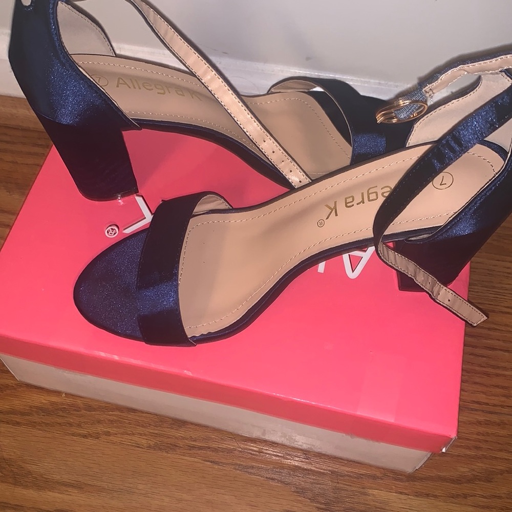 Only worn once for a wedding. Still looks new and very comfortable